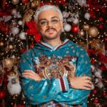 Filipp Kirkorov Instagram - Друзья! Новый год для меня - это время волшебства, надежд и желаний✨ Это пора сбывания мечт и встречи с близкими, подарков и уютных вечеров! Ну а ёлочка — главный атрибут этого волшебного времени. Второй год подряд я ответственно подхожу к выбору новогодней красавицы и полностью доверяю оформление своего дома только @elochki_v_dom Ко мне приезжает команда декораторов и полностью погружается в процесс создания сказки! В этом году по возвращении из Китая мне особо захотелось украшений в красно-золотом цвете. И команда учла все мои предпочтения. Видели, какая красота у нас получилась?🤩 Моя елочка «Королевская» высотой 5 метров - символ новых начал, надежды и веры в то, что впереди нас ждут яркие моменты и радостные события 🙏🏻 Уверен, она будет радовать нас ещё долго😉 Ведь гарантия на литые ёлочки целых 10 лет! Благодарю «Ёлочки в дом» за такую красоту ❤️ Кто ещё хочет такое волшебство себе домой? Заглядывайте к @elochki_v_dom 😉 С любовью, ваш Филипп