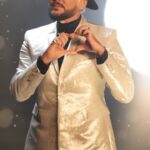 Filipp Kirkorov Instagram – Премьера!
ЛЕТИТЕ, ЛЕТИТЕ 🪽
Официальный саундтрек к самому новогоднему фильму «Ёлки 10» @elki_film 
Если начинать зиму, то только так! ❄️
Ссылка на #ЛетитеЛетите в шапке профиля 🕊️