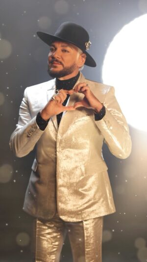 Filipp Kirkorov Instagram - Премьера!
ЛЕТИТЕ, ЛЕТИТЕ 🪽
Официальный саундтрек к самому новогоднему фильму «Ёлки 10» @elki_film 
Если начинать зиму, то только так! ❄️
Ссылка на #ЛетитеЛетите в шапке профиля 🕊️