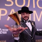 Filipp Kirkorov Instagram – ЗОЛОТОЙ ГРАММОФОН 🏆 
За песню «Если ты уйдешь», саундтрек к фильму «Нюрнберг», режиссером которого является мой друг @lebedevnick777 🙌🏻 спасибо @russkoe_radio и @alexey_k_golubev за эту красивую церемонию!
Look by @dolcegabbana