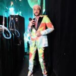 Filipp Kirkorov Instagram – Рекорд!🔝 не только по количеству граммофонов, но и РЕКОРД по количеству нарядов ведущего во время церемонии. Считайте! И отмечайте, какой ваш фаворит👇🏼 ловите подборку «шаг до выхода на сцену»🔥