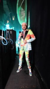 Filipp Kirkorov Instagram - Рекорд!🔝 не только по количеству граммофонов, но и РЕКОРД по количеству нарядов ведущего во время церемонии. Считайте! И отмечайте, какой ваш фаворит👇🏼 ловите подборку «шаг до выхода на сцену»🔥