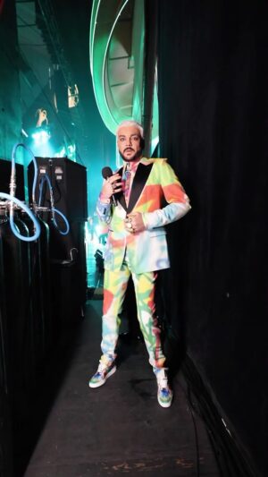 Filipp Kirkorov Instagram - Рекорд!🔝 не только по количеству граммофонов, но и РЕКОРД по количеству нарядов ведущего во время церемонии. Считайте! И отмечайте, какой ваш фаворит👇🏼 ловите подборку «шаг до выхода на сцену»🔥