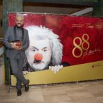 Filipp Kirkorov Instagram - Человек над временем… Человек-Легенда… Ушел… Последняя Великая личность золотой эпохи советского кино и телевидения. Вспоминаю юбилей 88… наши разговоры, воспоминания из моего детства, наши семьи всегда тепло дружили. Александр Анатольевич стал первым моим проводником на сцену, за что очень благодарен, мой учитель. Мои первые творческие шаги - это граф Альмавива из мюзикла «Женитьба Фигаро», который стал хрестоматийным образом под руководством «дяди Шуры». Да, так я всегда его называл.