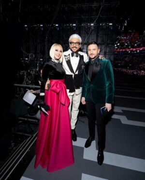 Filipp Kirkorov Instagram - Песня года. Часть II ✨
Сегодня гостим в Минске и, конечно, хором с друзьями снова споем:
«Через годы, через расстоянья,
На любой дороге, в стороне любой,
Песне ты не скажешь до свиданья,
Песня не прощается с тобой»