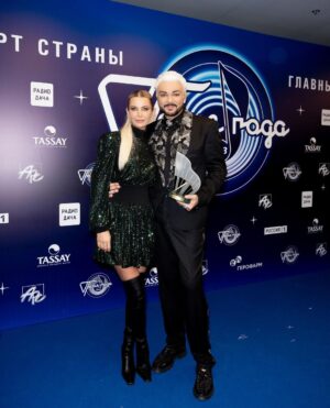 Filipp Kirkorov Instagram - Песня года. Часть II ✨
Сегодня гостим в Минске и, конечно, хором с друзьями снова споем:
«Через годы, через расстоянья,
На любой дороге, в стороне любой,
Песне ты не скажешь до свиданья,
Песня не прощается с тобой»