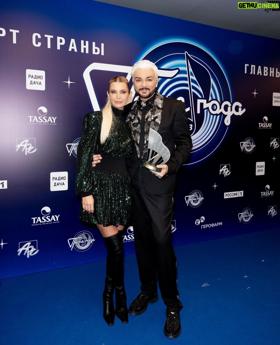 Filipp Kirkorov - 46.9K Likes - Песня года. Часть II ✨
Сегодня гостим в Минске и, конечно, хором с друзьями снова споем:
«Через годы, через расстоянья,
На любой дороге, в стороне любой,
Песне ты не скажешь до свиданья,
Песня не прощается с тобой»