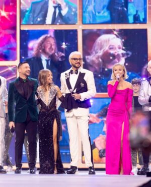 Filipp Kirkorov Instagram - Песня года. Часть II ✨
Сегодня гостим в Минске и, конечно, хором с друзьями снова споем:
«Через годы, через расстоянья,
На любой дороге, в стороне любой,
Песне ты не скажешь до свиданья,
Песня не прощается с тобой»