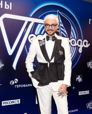 Filipp Kirkorov Instagram - Песня года. Часть II ✨
Сегодня гостим в Минске и, конечно, хором с друзьями снова споем:
«Через годы, через расстоянья,
На любой дороге, в стороне любой,
Песне ты не скажешь до свиданья,
Песня не прощается с тобой»