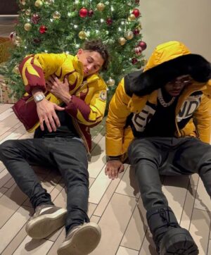 Fivio Foreign Instagram - Merry Cripmas 🎄🎄🎄🎄 BEST CRIPMAS GIFT 🏆 Thank You for making this #1 for Cripmas I love all my Demons 💙❄️