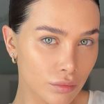 Flavia Pavanelli Instagram - Sabiam desse hack? Isso serve pra quando compramos o corretivo mais escuro que nosso tom também! 🦄💜#makeup