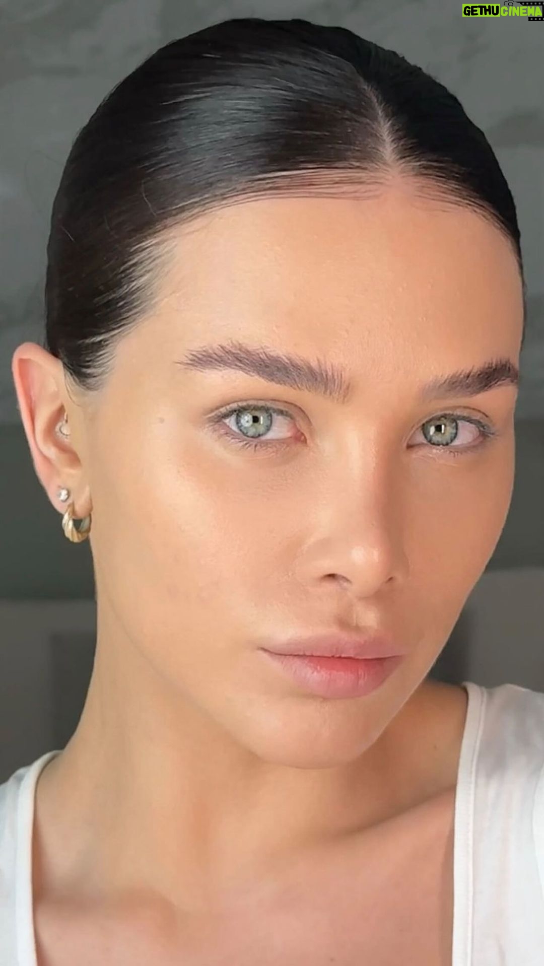 Flavia Pavanelli Instagram - Sabiam desse hack? Isso serve pra quando compramos o corretivo mais escuro que nosso tom também! 🦄💜#makeup