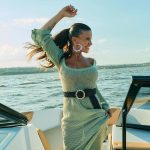 Florencia Peña Instagram - Que alguien saque a bailar a Pipe que se muere de ganas 🫣😂 Mientras tanto, su mamá hace tutoriales de cómo subir correctamente a la lancha de @picciniboatsofficial 👀🛥️ Muy útil todo… 😜 Alto back de la tapa de @revistacaras ♥️