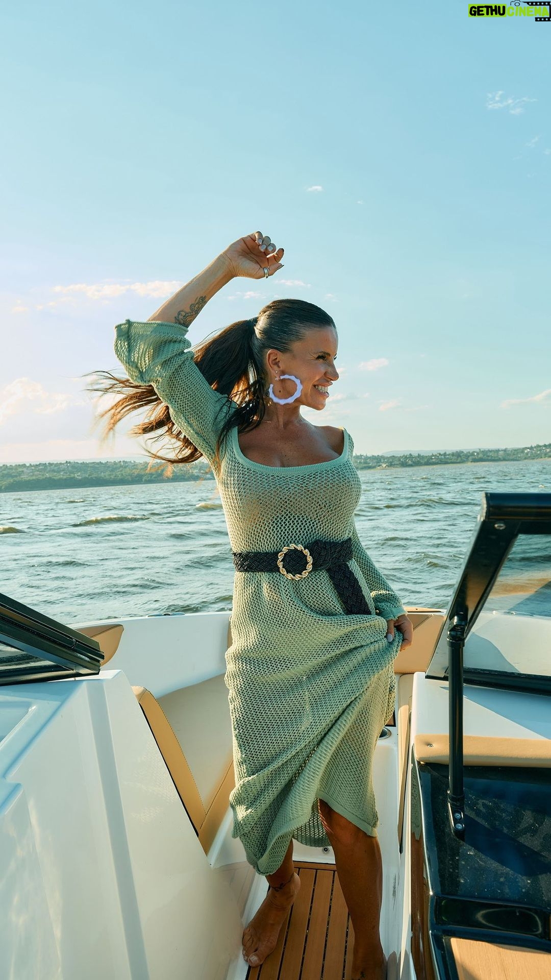 Florencia Peña Instagram - Que alguien saque a bailar a Pipe que se muere de ganas 🫣😂 Mientras tanto, su mamá hace tutoriales de cómo subir correctamente a la lancha de @picciniboatsofficial 👀🛥️ Muy útil todo… 😜 Alto back de la tapa de @revistacaras ♥️