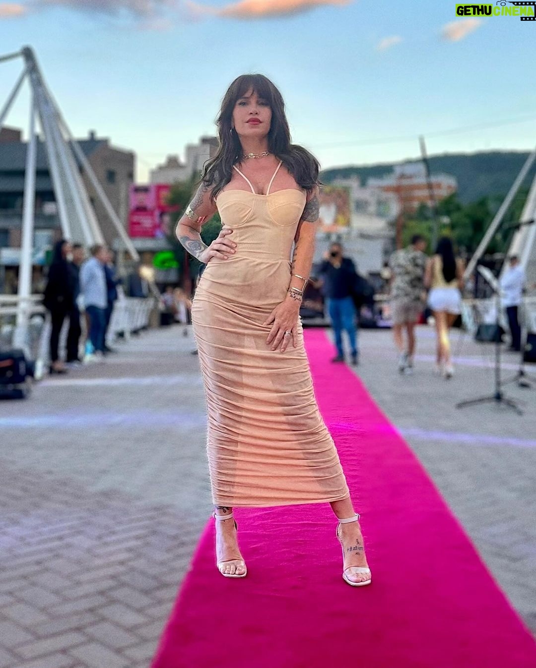 Florencia Peña Instagram - Gran apertura de temporada de #CarlosPaz 🎭🤍 Feliz de volver a las sierras con @mammamiaarg 🤩 ¡Los esperamos para divertirse, cantar y bailar con nosotros! 🙌🏻🎤🪩💃🏼 @pardoproduccionesok @rickypashkus St @maggiemellas Pelo y make up @nanogmd Vestido @marcelo.zanek Accesorios @theurbanconcept Sandalias @milano_store_ @les_loles Booker @sebacruzcenteno Villa Carlos Paz, Argentina
