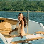 Florencia Peña Instagram - Así siempre… 💕 Qué lindo se ve Carlos Paz desde una @picciniboatsofficial 🚤 ¡Acá re manijas paseando por el lago San Roque! 🤪 @revistacaras