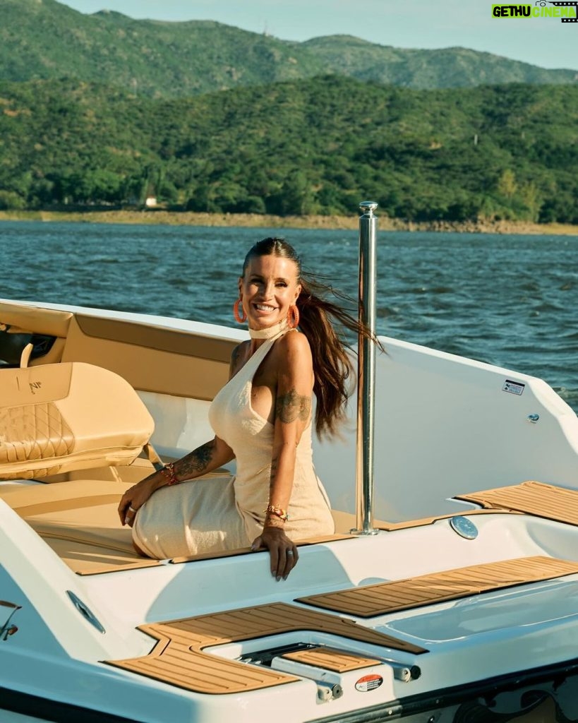 Florencia Peña Instagram - Así siempre… 💕 Qué lindo se ve Carlos Paz desde una @picciniboatsofficial 🚤 ¡Acá re manijas paseando por el lago San Roque! 🤪 @revistacaras