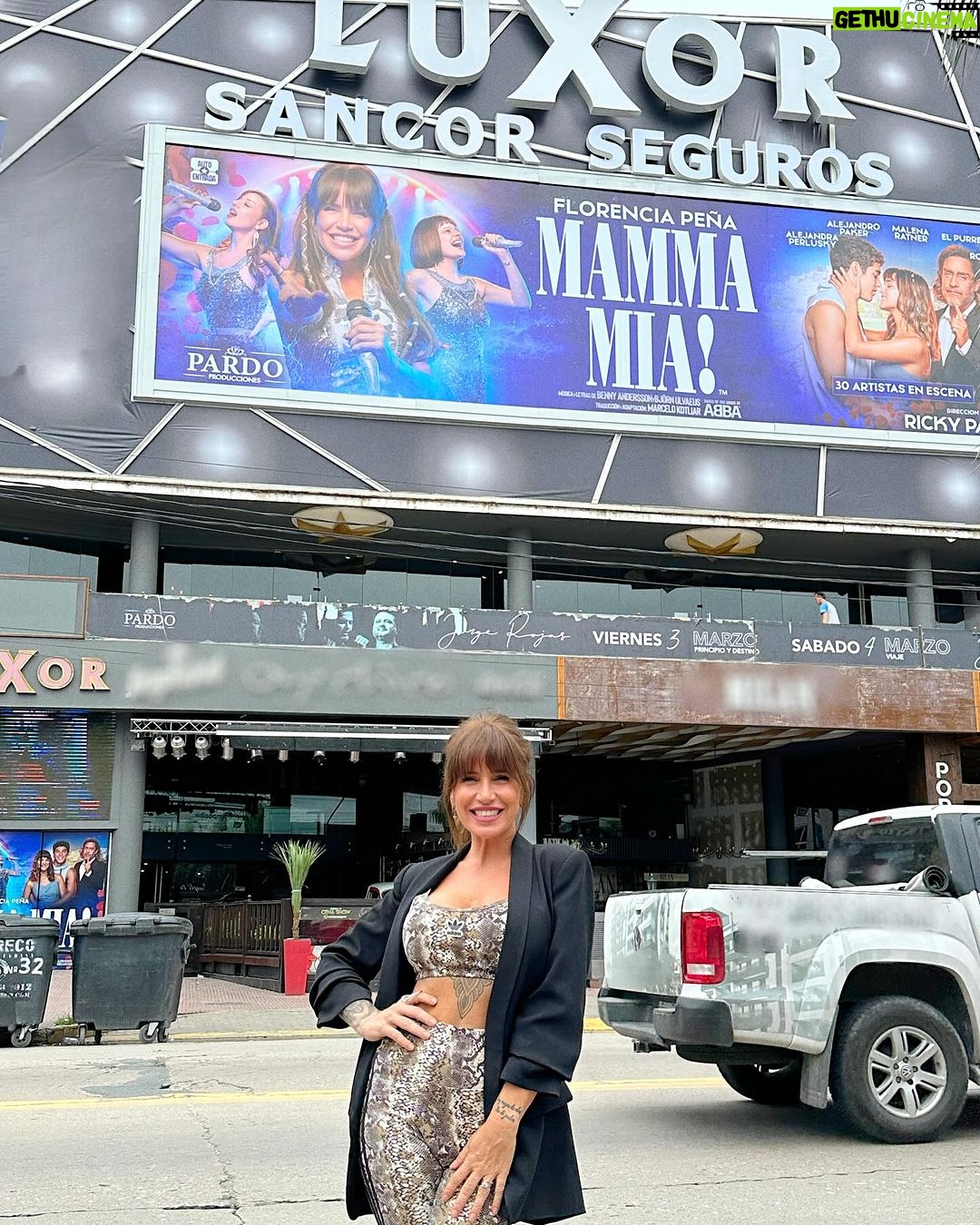 Florencia Peña Instagram - FELICIDAD ABSOLUTA 🥹 LLEGÓ EL GRAN DÍA!!! Hoy estrenamos @mammamiaarg en #CarlosPaz 💙🎭✨ Como no arregló #MerylStreep… llamaron a MERYL STRIPPER! 😜 Villa Carlos Paz, Argentina