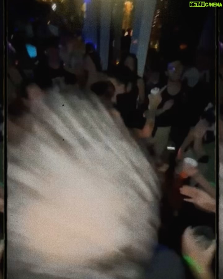 Florencia Peña Instagram - Y siguiendo con el envión fiestero, ayer metimos fiestón en casa. Muchos motivos para celebrar: Terminamos @gottalentargentina y arrancamos @mammamiaarg 🪩 Y además, cumplí años y no había soplado la vela 😜🙌🏻 Lo dimos todo, como siempre 🎉 🖤 Look @verodelacanal @lunagarzonaccesorios @gabriellacapucci St @maggiemellas Make up @samuelganembeauty Pelo @george_hair1 🖤 🍕 @lacocinadeluciano 🍗 @nuestrosaborperniles 🥪 @lapopular.ok 🥟 @empanadasde10 🍫 @catering.loslirios 🍰 @pertuttiresto 🙌🏻 @may_ariadna Gracias siempre, @sebacruzcenteno 🫶🏻