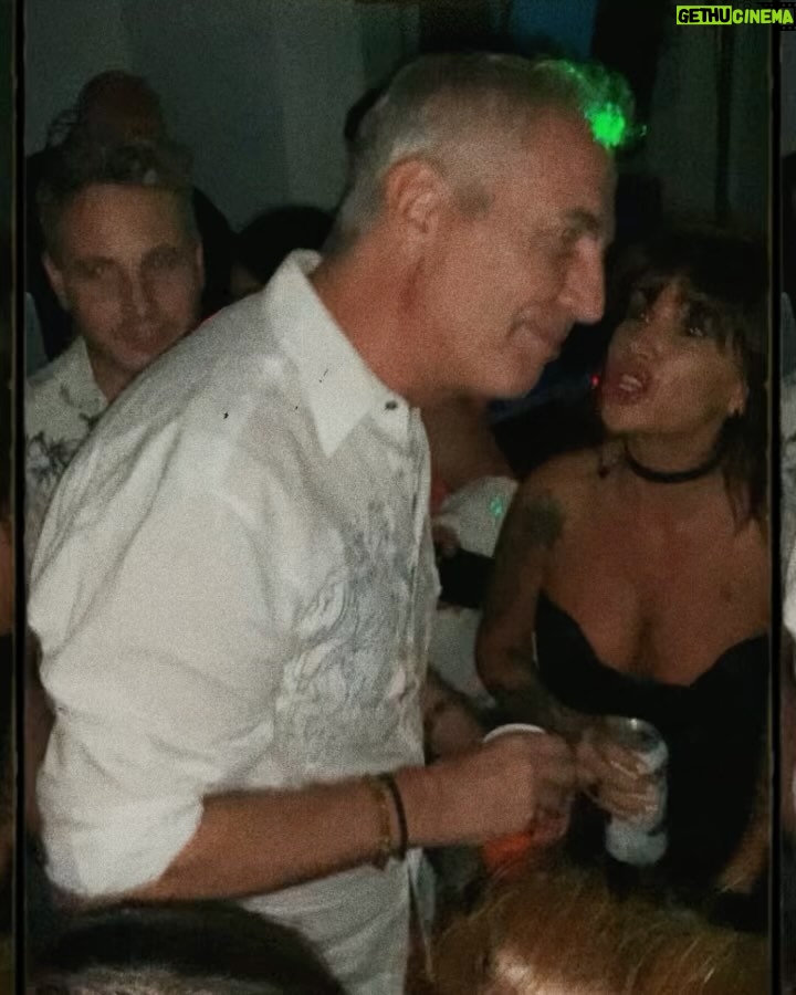Florencia Peña Instagram - Y siguiendo con el envión fiestero, ayer metimos fiestón en casa. Muchos motivos para celebrar: Terminamos @gottalentargentina y arrancamos @mammamiaarg 🪩 Y además, cumplí años y no había soplado la vela 😜🙌🏻 Lo dimos todo, como siempre 🎉 🖤 Look @verodelacanal @lunagarzonaccesorios @gabriellacapucci St @maggiemellas Make up @samuelganembeauty Pelo @george_hair1 🖤 🍕 @lacocinadeluciano 🍗 @nuestrosaborperniles 🥪 @lapopular.ok 🥟 @empanadasde10 🍫 @catering.loslirios 🍰 @pertuttiresto 🙌🏻 @may_ariadna Gracias siempre, @sebacruzcenteno 🫶🏻
