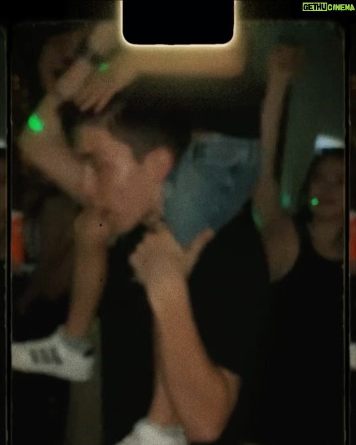 Florencia Peña Instagram - Y siguiendo con el envión fiestero, ayer metimos fiestón en casa. Muchos motivos para celebrar: Terminamos @gottalentargentina y arrancamos @mammamiaarg 🪩 Y además, cumplí años y no había soplado la vela 😜🙌🏻 Lo dimos todo, como siempre 🎉 🖤 Look @verodelacanal @lunagarzonaccesorios @gabriellacapucci St @maggiemellas Make up @samuelganembeauty Pelo @george_hair1 🖤 🍕 @lacocinadeluciano 🍗 @nuestrosaborperniles 🥪 @lapopular.ok 🥟 @empanadasde10 🍫 @catering.loslirios 🍰 @pertuttiresto 🙌🏻 @may_ariadna Gracias siempre, @sebacruzcenteno 🫶🏻