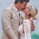 Florencia Peña Instagram - 💐💍 El 19 de noviembre del 2022 nos casábamos en Salta, entre cerros y viñedos, en un lugar mágico. Rodeados de naturaleza. Y un día como hoy, hicimos nuestra segunda fiesta en Buenos Aires…. Lo dimos todo. Fue inolvidable! 😜 Hoy nos levantamos pensando lo felices que somos. Cuanto amor hay en esta familia llena de risas y locuras. Celebrar el amor y compartirlo es, sin dudas, la mejor manera de encontrarle un sentido a la vida. Ser conscientes del valor enorme que tiene poder disfrutar con los seres que amamos. Por eso, no quería dejar de compartir con ustedes esos momentos que nos guardamos en el corazón para siempre 🤍