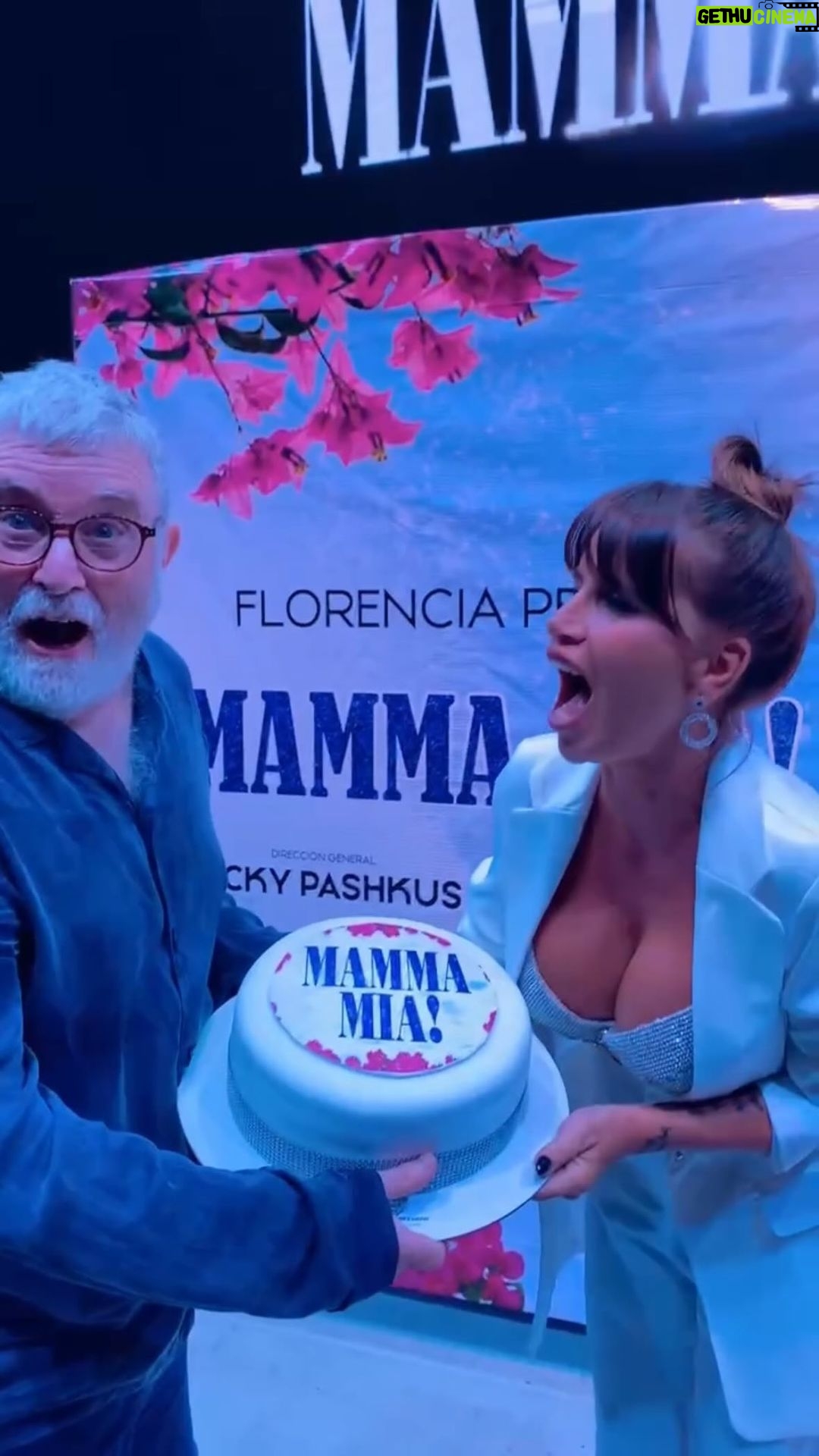 Florencia Peña Instagram - #MammaMía o “Qué torta”?! 😂 Viajamos a #CarlosPaz para presentar oficialmente nuestra llegada a Córdoba con esta comedia musical increíble!!! 🎉🪩 ⭐️ @alejandro.paker @alejandraperlusky @lularosenthal @leobosio @elpurre @malenaratner ⭐️ Gran #ESTRENO: 18 de diciembre 💃🏼 📍@teatroluxorsancorseguros