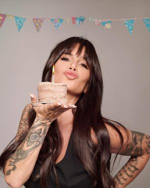 Florencia Peña Instagram - La señora se puso grande… bah, más grande 😂
Último suspiro antes de cambiar de década. Te pensas que no lo voy a festejar?! 😜🎂🥳