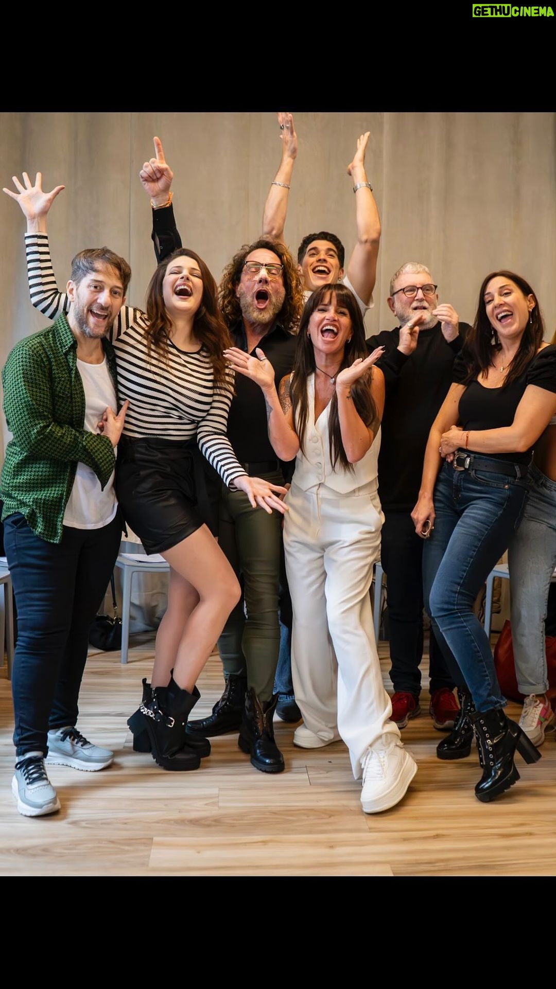 Florencia Peña Instagram - Se viene @mammamiaarg y estamos re manija 🤩🪩 ¡Arrancamos los ensayos con este tremendo elenco! 🙌🏻♥️ Qué veranito nos espera, Carlos Paz 😜 @pardoproduccionesok @teatroluxorsancorseguros @rimasproducciones @elpurre @malenaratner