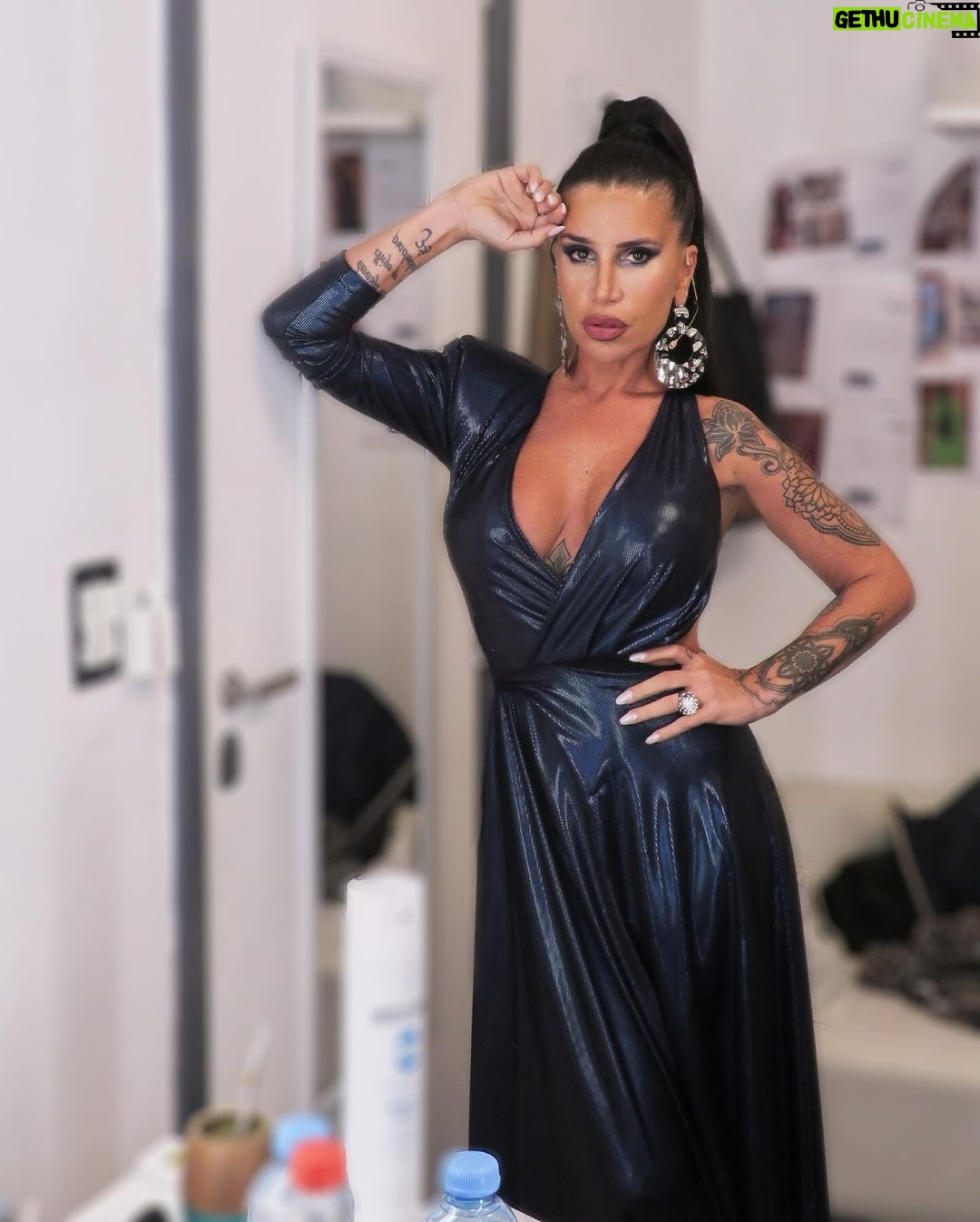 Florencia Peña Instagram - Aquí llegué 💙 Miren los videos 🤣 Look @sintoniabyflor @gabriellacapucci @milano_store_ St @maggiemellas Make up @nanogmd Pelo @george_hair1 Pestañas @maiacostaaok Fotos @samuelganembeauty Booker @sebacruzcenteno Telefe