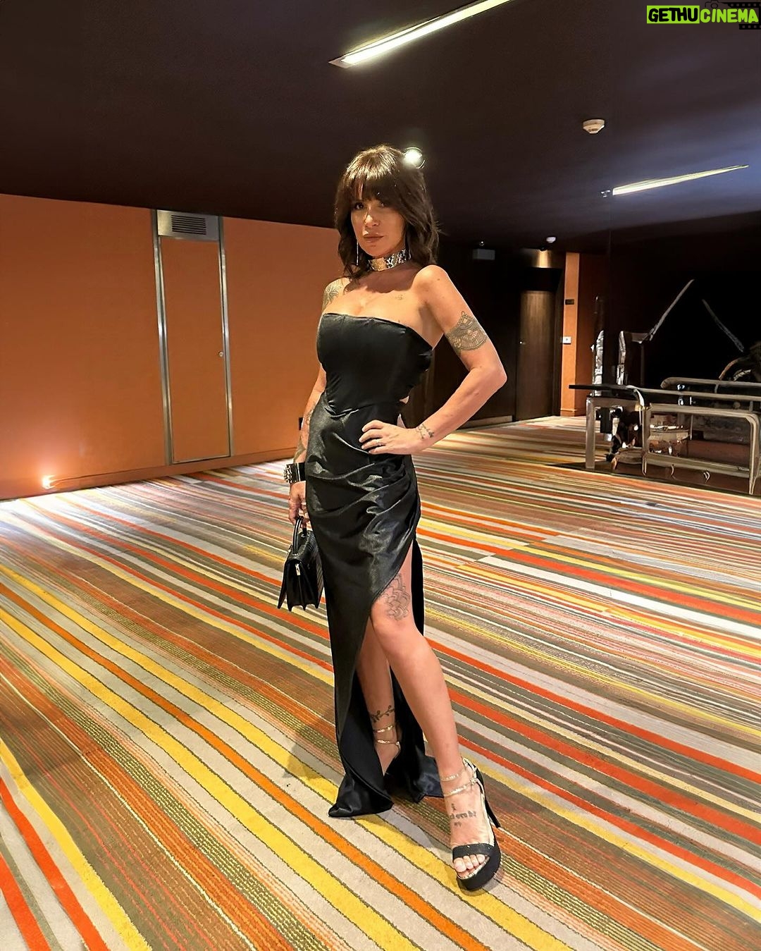 Florencia Peña Instagram - El finde metí viajecito a Rosario y festejamos junto a Eve los 10 años de @diamonds.ind, su marca de vestidos a medida, pura industria nacional 🇦🇷 👗 Un evento increíble donde celebramos la moda y la marca personal a la hora de vestirnos 😉 Y de paso conocí el @citycenterros, el hotel de lujo de la ciudad 🤩 Prometo volver, lo juro 😜 Gracias @maggiemellas @sebacruzcenteno y @noralihgago por ser mis amigos de ruta en este viaje veloz 🚘💥 y a @gautoanalia_makeupstudio por dejarme tan bella esa noche 🫶🏻 City Center Rosario