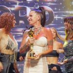 Florencia Peña Instagram - Gracias por este hermoso reconocimiento, para el espectáculo del que habla todo el mundo. No solo tenemos la sala llena todas las noches, también tenemos la alegría de hacer lo que amamos y la certeza de entender el teatro como un hecho sagrado y mágico, y esa reciprocidad tan particular que se da con los espectadores. El teatro es único . Y ya desde hace un tiempo siento que ese es mi espacio de excelencia . Ahí me permito jugar como cuando era niña . Sigo sintiendo que no podría haber hecho otra cosa, más que dedicarme al arte . Mamma Mía es una experiencia llena de emociones que no se pueden perder . Gracias por el amor, las lágrimas, los abrazos y las lindas palabras con las que cada noche nos agasajan. Estamos muy felices !! Este premio es de los que dentro y fuera del escenario hacen que este espectáculo sea tan hermosamente mágico. Los quiero compás ! Vamos x más que esto recién empieza !! #premiocarlosdeoro #carlospaz @pardoproduccionesok @rickypashkus @malenaratner @elpurre @alejandro.paker @alejandraperlusky @lularosenthal @leobosio @pablosilvactor @vero_pecollo @teatroluxorsancorseguros