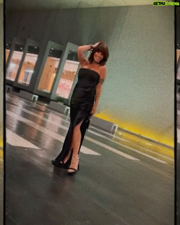 Florencia Peña Instagram - El finde metí viajecito a Rosario y festejamos junto a Eve los 10 años de @diamonds.ind, su marca de vestidos a medida, pura industria nacional 🇦🇷 👗 Un evento increíble donde celebramos la moda y la marca personal a la hora de vestirnos 😉 Y de paso conocí el @citycenterros, el hotel de lujo de la ciudad 🤩 Prometo volver, lo juro 😜 Gracias @maggiemellas @sebacruzcenteno y @noralihgago por ser mis amigos de ruta en este viaje veloz 🚘💥 y a @gautoanalia_makeupstudio por dejarme tan bella esa noche 🫶🏻 City Center Rosario