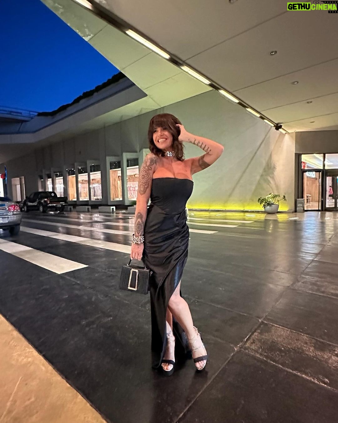 Florencia Peña Instagram - El finde metí viajecito a Rosario y festejamos junto a Eve los 10 años de @diamonds.ind, su marca de vestidos a medida, pura industria nacional 🇦🇷 👗 Un evento increíble donde celebramos la moda y la marca personal a la hora de vestirnos 😉 Y de paso conocí el @citycenterros, el hotel de lujo de la ciudad 🤩 Prometo volver, lo juro 😜 Gracias @maggiemellas @sebacruzcenteno y @noralihgago por ser mis amigos de ruta en este viaje veloz 🚘💥 y a @gautoanalia_makeupstudio por dejarme tan bella esa noche 🫶🏻 City Center Rosario