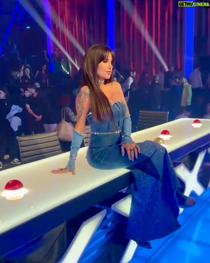 Florencia Peña Instagram - Se viene LA GRAN FINAL 💙💙💙 @gottalentargentina @telefe @gucha.ba @rubirubioficial @gabriellacapucci @georgina_duarte27 St @maggiemellas Make up @nanogmd Pelo @george_hair1 @extensionesanavaldez Pestañas @maiacostaaok Fotos @samuelganembeauty Booker @sebacruzcenteno Telefe