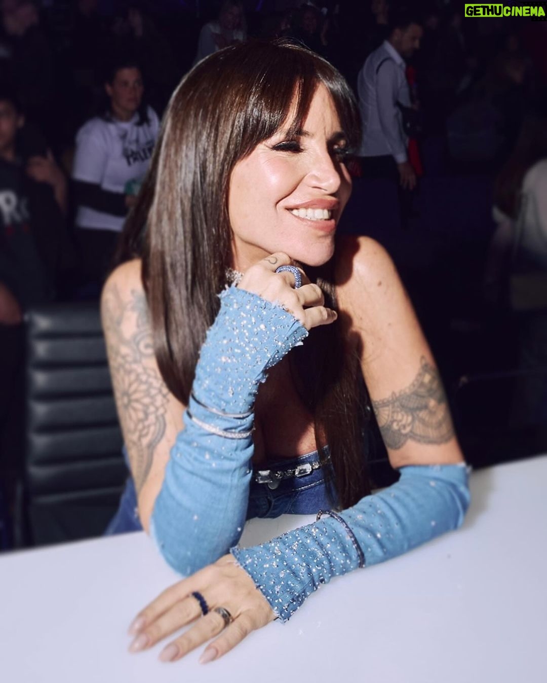 Florencia Peña Instagram - Se viene LA GRAN FINAL 💙💙💙 @gottalentargentina @telefe @gucha.ba @rubirubioficial @gabriellacapucci @georgina_duarte27 St @maggiemellas Make up @nanogmd Pelo @george_hair1 @extensionesanavaldez Pestañas @maiacostaaok Fotos @samuelganembeauty Booker @sebacruzcenteno Telefe