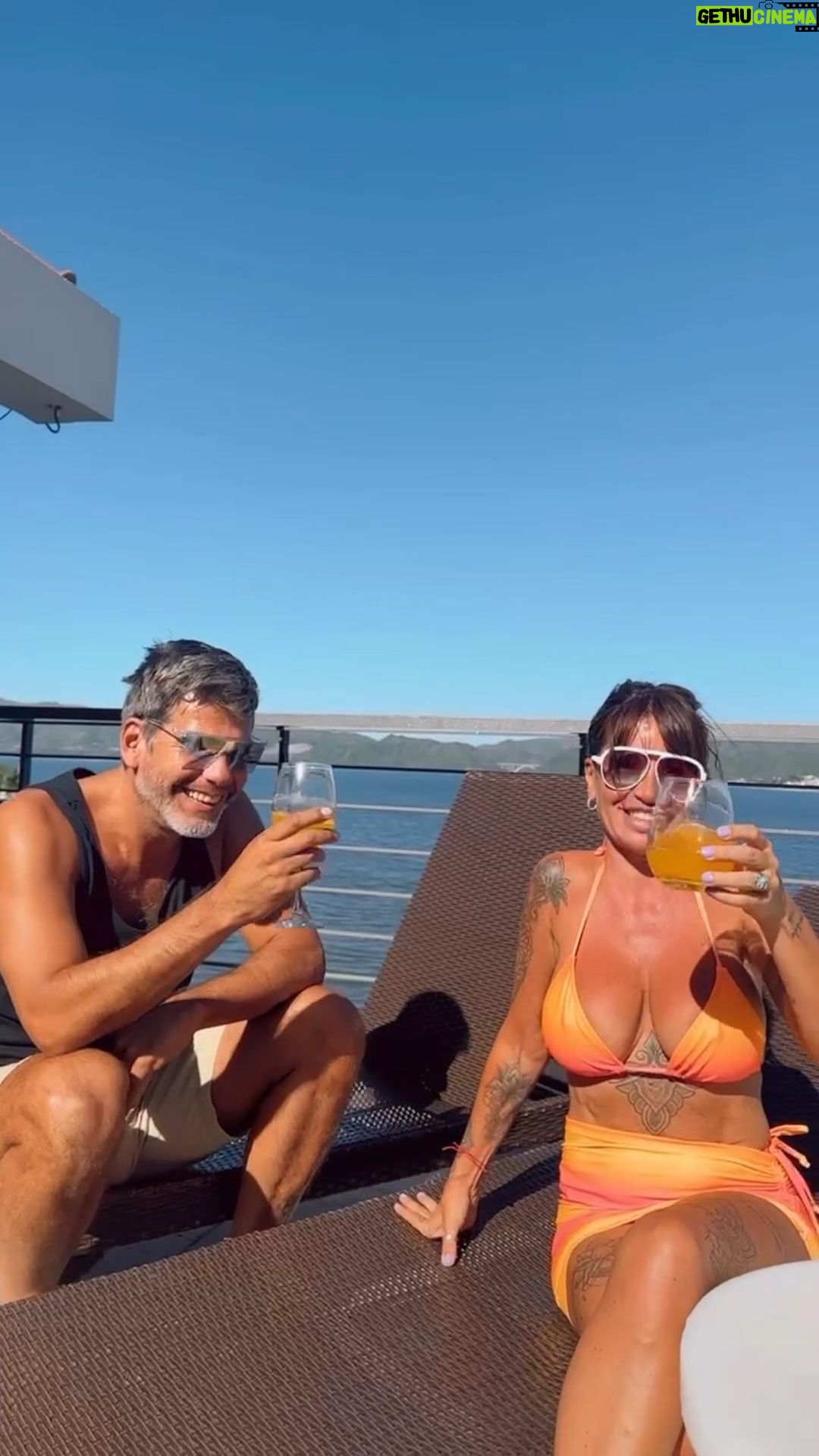 Florencia Peña Instagram - Nosotros te brindamos a las 10 de la mañana también 😜🍹🍊 #buendia A la temporada de verano en me traje mi colageno de @tiendaspa_ 🧡 Lo elijo porque es el único que tiene estudios científicos que me garantiza los resultados; un antes y después 👇🏻 🍊️Disminuye flacidez y celulitis. 🍊️Disminuye manchas; piel más hidratada y luminosa. 🍊Disminuye arrugas y ojeras, notablemente. 🍊Uñas más fuertes. 🍊️Disminuye la caída del pelo y crece más fuerte. 🍊Disminuye el dolor de cuerpo y articulaciones. Además, tiene un RIQUÍSIMO sabor a jugo de naranja! 😋🍹 Aprovechá la PRE VENTA AHORA y los PRECIOS CONGELADOS en @tiendaspa_ Villa Carlos Paz, Argentina