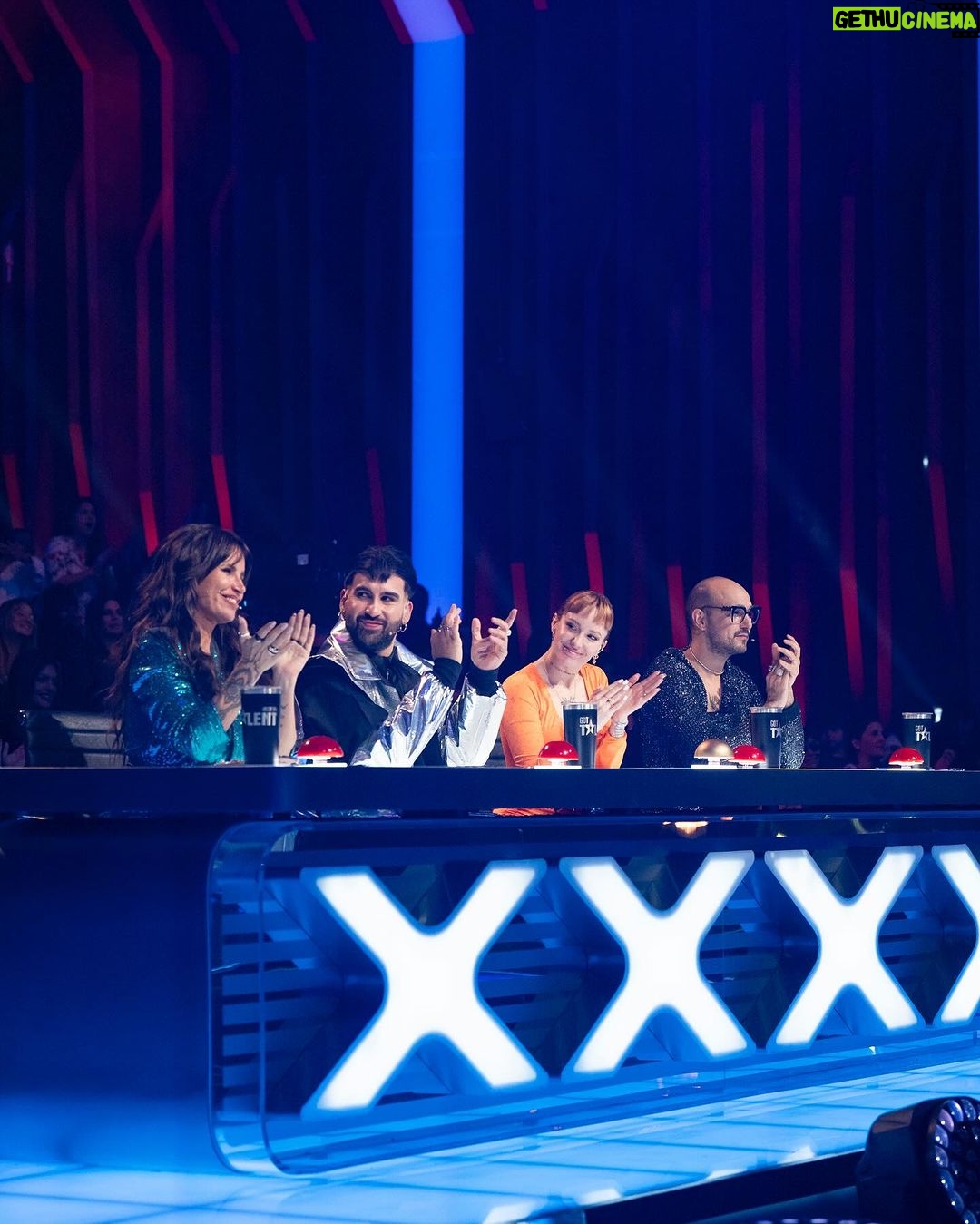 Florencia Peña Instagram - Nueva semana de semifinales 💚 @gottalentargentina @telefe @votta.bsas @gabriellacapucci St @maggiemellas Make up @nanogmd Pelo @george_hair1 Pestañas @maiacostaaok Booker @sebacruzcenteno Telefe