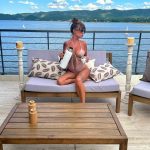Florencia Peña Instagram - #buendia Viernes de mates y esta vista impresionante que me regala Carlos Paz 🤍 La comodidad de sentirme como en casa con @acoendainteriores, que me armó este increíble living de exteriores 🛋️🌿☀️ Es todo lo que está bien! 👏🏻 Villa Carlos Paz, Argentina