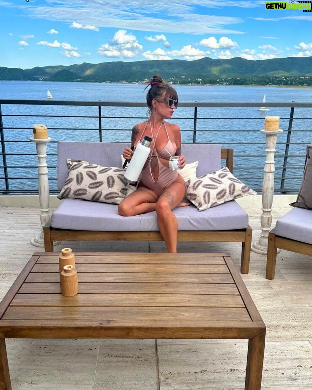 Florencia Peña Instagram - #buendia Viernes de mates y esta vista impresionante que me regala Carlos Paz 🤍 La comodidad de sentirme como en casa con @acoendainteriores, que me armó este increíble living de exteriores 🛋️🌿☀️ Es todo lo que está bien! 👏🏻 Villa Carlos Paz, Argentina