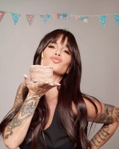 Florencia Peña Instagram - La señora se puso grande… bah, más grande 😂 Último suspiro antes de cambiar de década. Te pensas que no lo voy a festejar?! 😜🎂🥳