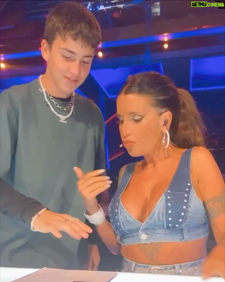Florencia Peña Instagram - Lo más divertido no sale al aire 😂💙 @gottalentargentina @gucha.ba @gabriellacapucci St @maggiemellas Make up @nanogmd Pelo @george_hair1 @extensionesanavaldez Pestañas @maiacostaaok Fotos @samuelganembeauty Booker @sebacruzcenteno Telefe