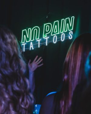 Florencia Peña Instagram - ✨ A brillar mi amor, @juanoterook ✨
Claro que en la fiesta teníamos que tener el último grito de la moda: Los glitters de @florbaragiani 🤩 y los tattoos increíbles de @tattoosnopain ✍🏻 Nadie se quiso quedar afuera 😜
¡Fueron la sensación de la noche! ⚡️

📸 @estudiotrescuartos 
📍 @rut.haus