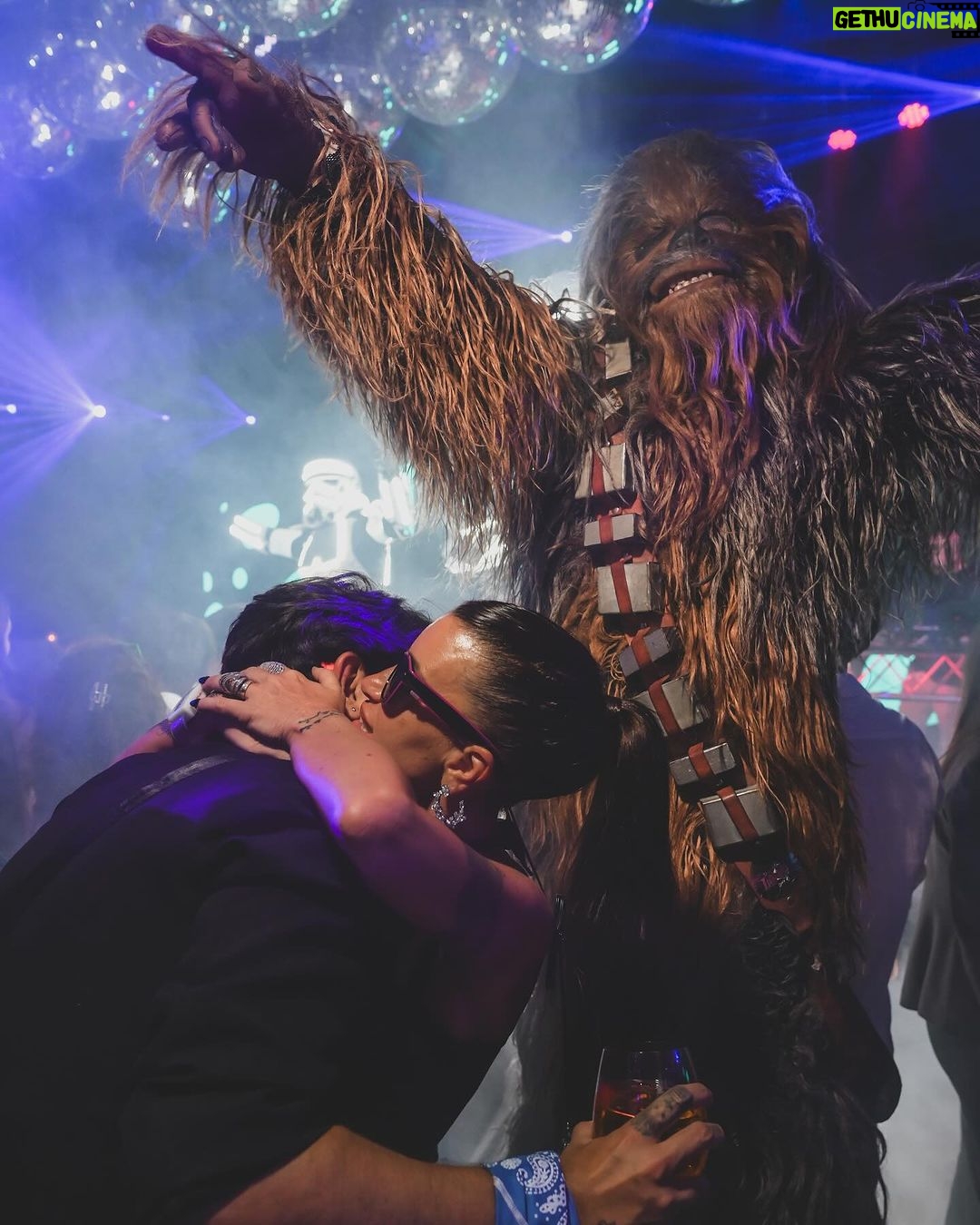 Florencia Peña Instagram - En el momento justo, entraron ellos! 🤪 Y lo dieron todo bebeeee! @tromb_producciones SON MEGA! 💥 Qué buenos shows! Que manera de bailar con #BZRP 😎 y divertirnos con CHEWBACCA de #StarWars 🤣 📍@rut.haus 📸 @estudiotrescuartos 🙌🏻 @eventosplanv by @claudiavillafaneok 🪩 @dixigroup 🎧 @djgastoncollica 📲 @somoswonderlab