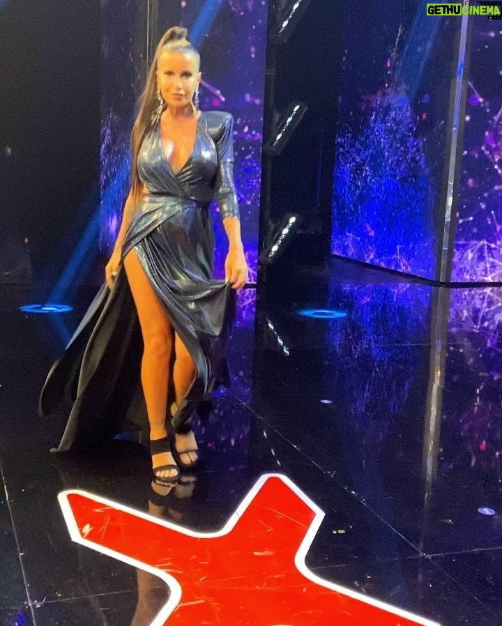 Florencia Peña Instagram - Aquí llegué 💙 Miren los videos 🤣 Look @sintoniabyflor @gabriellacapucci @milano_store_ St @maggiemellas Make up @nanogmd Pelo @george_hair1 Pestañas @maiacostaaok Fotos @samuelganembeauty Booker @sebacruzcenteno Telefe