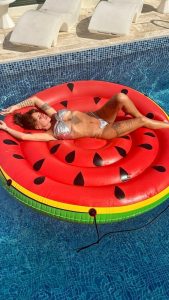 Florencia Peña Instagram - ¡¿Cómo no amar los inflables @bestwayargentina si son todooooo?! 😂 Expertos en diversión al aire libre 🌴☀️🍉 Qué manera de reírnos con Pipe, por Diossss 🤣 ¡Vayan a @bestwayargentina y conozcan la cantidad de diseños en stock! Si hay inflables, hay diversión 😜