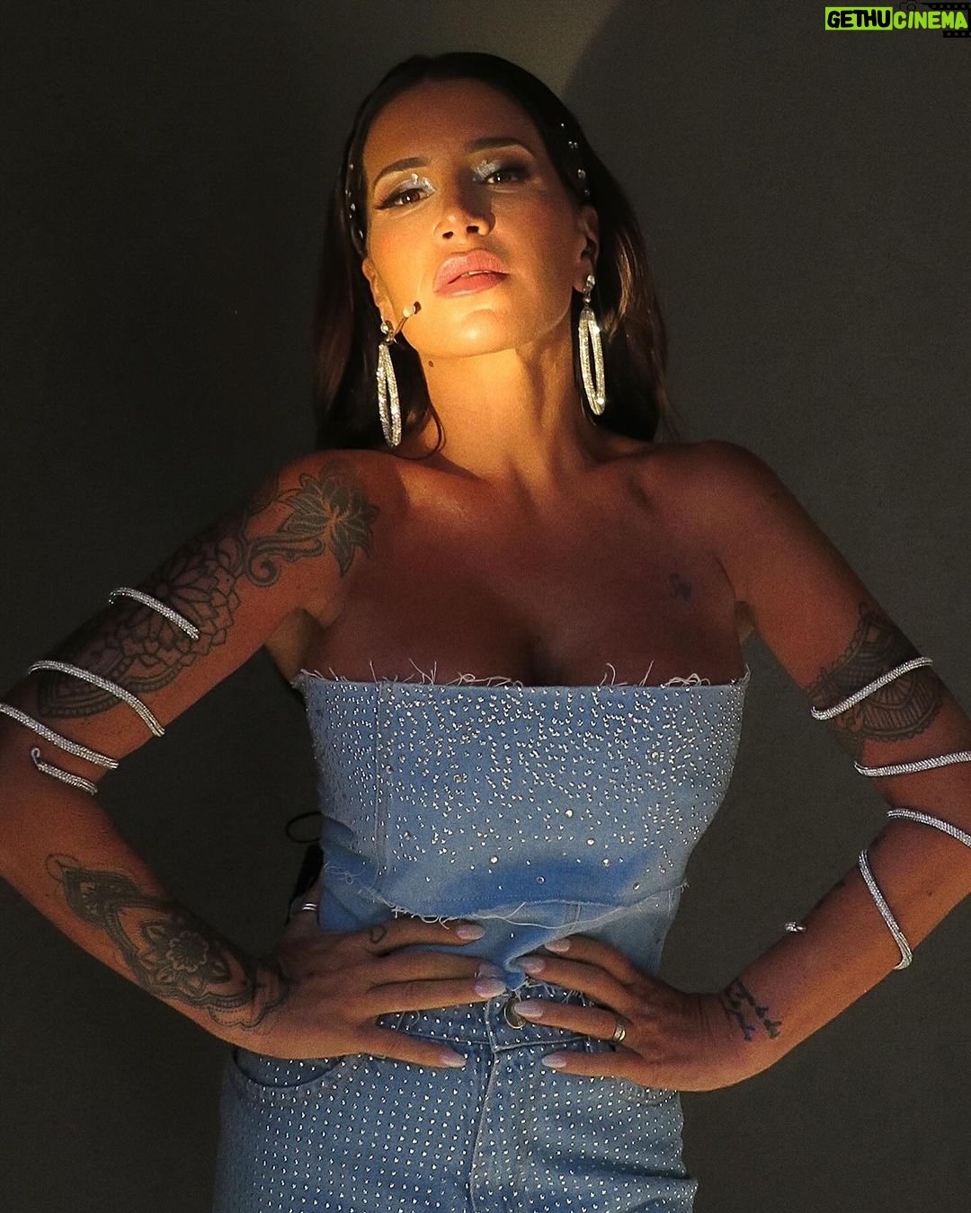 Florencia Peña Instagram - TEAM DENIM 🩵 Ustedes??? @gucha.ba @gabriellacapucci @milano_store_ St @maggiemellas Make up @nanogmd Pelo @george_hair1 @extensionesanavaldez Pestañas @maiacostaaok Fotos @samuelganembeauty Booker @sebacruzcenteno Telefe