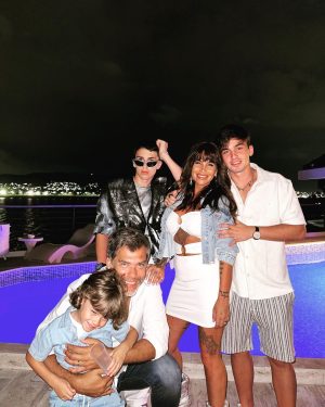 Florencia Peña Instagram - We are Family !! Mi mayor éxito es esta familia loca y hermosa que me llena de amor y alegría! Los amo fuerte ! Que este 2024 nos encuentre juntos y luchando x ser quienes queremos ser !!! Nadie nos puede quitar eso ! 💪 feliz comienzo de año para todos !