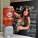 Florencia Peña Instagram - Ya no me alcanza con una botellita… ¡Necesito el bidón! 😜 Ando muy hidratada, @cimescentral 💦 Ahora también estamos en General San Martin, provincia de #Chaco!!! @cimespyc Y como siempre, podes colaborar con la Cooperadora del Hospital de Niños Ricardo Gutiérrez 🙌🏻 escaneando el código QR de las tapas de los botellones y haciendo tu donación. @coophospitalninos 💕