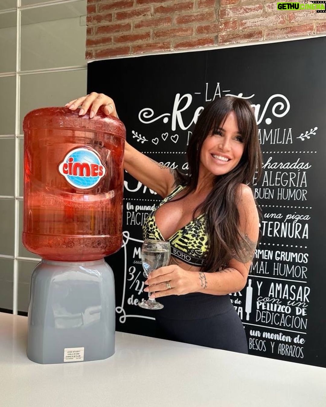 Florencia Peña Instagram - Ya no me alcanza con una botellita… ¡Necesito el bidón! 😜 Ando muy hidratada, @cimescentral 💦 Ahora también estamos en General San Martin, provincia de #Chaco!!! @cimespyc Y como siempre, podes colaborar con la Cooperadora del Hospital de Niños Ricardo Gutiérrez 🙌🏻 escaneando el código QR de las tapas de los botellones y haciendo tu donación. @coophospitalninos 💕